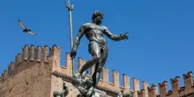 Bologna spegne il Nettuno per Gaza. Lepore: “Preludio di una nuova catastrofe umanitaria”