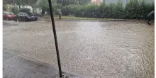 Acquazzone estivo. Vie allagate in mezza città