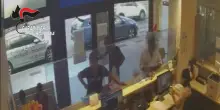 Ruba il portafoglio e scappa: arrestato dai carabinieri