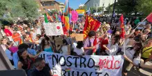 Marche Pride, il corteo arcobaleno invade il lungomare di Pesaro: “Una ribellione gentile”