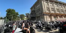 Motorini e bagnanti... nel tunnel. Al via il nuovo parking del S. Marta. Chi si perde e chi si prende la multa