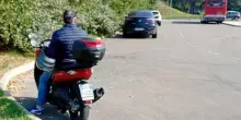 Autista protesta in Sala del Tricolore: "Basta soste selvagge allo Zanelli". Il municipio manderà i vigili al polo