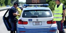 Odissea verso il mare ’Super’, auto si schianta. Sulla Romea lunghe code