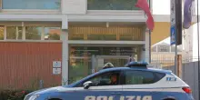 Botte fuori dal bar, poi si scaglia contro i poliziotti