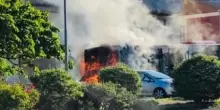 In fiamme bus carico di studenti. Tutti illesi grazie all’autista: "Sangue freddo e professionalità"