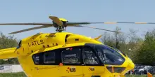 In moto contro un’auto, muore davanti al marito. Guidava lui la Kawasaki