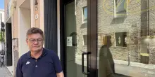 Orafo mette in fuga i rapinatori: "Ferito dal calcio della pistola, ma non ho voluto arrendermi"