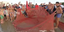 Torna un’antica tradizione. La pesca "alla tratta" incanta pesaresi e turisti sulla spiaggia della Baia