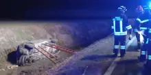 Luzzara, si ribalta con l'auto nel canale