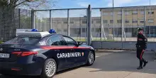 Picchiano e rapinano un clochard. I carabinieri arrestano due uomini