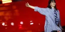 Billie Eilish travolge e commuove l'Unipol Arena