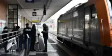 Ubriaco e senza biglietto. Insulta gli agenti: denunciato