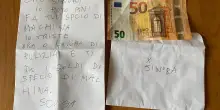 “Tre anni fa ti ho rotto lo specchietto. Ora lavoro, ecco i soldi”: trovata commovente lettera