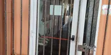 Sfondano un muro al Marconi. Caccia a un gruppo di vandali: "Ma non sono stati i nostri ragazzi