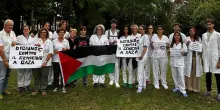 Luci sulla Palestina. Il flashmob dei medici:: "Fermate il genocidio"