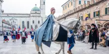 Quintana, un fascino senza tempo: il corteo illumina la serata ascolana