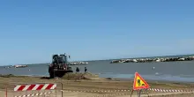 Dopo la burrasca si torna a lavorare sulla spiaggia