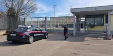 Armati di coltello, picchiano e rapinano un senzatetto a Ospizio: due arrestati