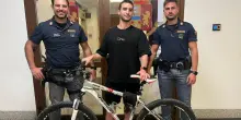 Ladro di biciclette preso nel cortile di casa, colluttazione nella fuga: recuperata una mountain bike appena rubata