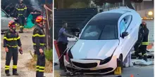 Auto si schianta nel cantiere, feriti 3 giovani: giallo sul conducente