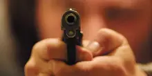 Rapina in tabaccheria: “Mi ha puntato la pistola, gli ho dato tutto”. La fuga in bici elettrica