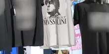 Quei gadget di Mussolini. I turisti indignati: "Basta. Una vergogna per Rimini". Blitz dei vigili nei market