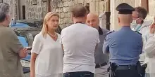 Il giallo della ragazza trovata morta: i segni sul collo nel mirino