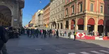 Flotilla, a Bologna la mobilitazione delle scuole: corteo in centro, strade bloccate e traffico in tilt. Diretta