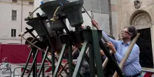 Manifestazione in piazza. Le campane per Gaza. Il vescovo: "Gridiamo pace"