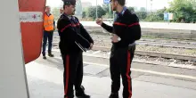 “Smettete di urlare”: picchiato e rapinato in treno da tre persone
