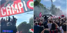 La festa del Bologna per la Coppa Italia, il pullman coi giocatori dallo stadio al centro: tifosi in delirio