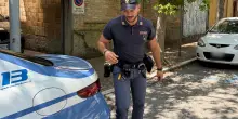 Apre gli occhi e c’è il ladro: “Era proprio vicino al letto”