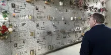 Cimitero, caccia al vandalo. Oltraggia decine di tombe portando via tutti i fiori