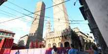 Garisenda, scatta il segnale di evacuazione: attimi di paura, ma è falso allarme
