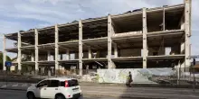 La caduta del ’braccio’ di Blu. Demolito il murales alle Casaralta