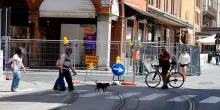 Bologna, cade in bici sui binari del tram in via Ugo Bassi: multata