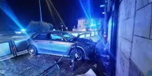 Si schianta con l’auto, poi fugge a piedi nelle campagne