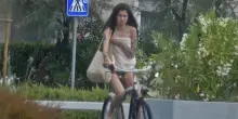Temporale e raffiche di vento. Fuggi fuggi dalla spiaggia