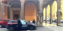 Fermavano i passanti in pieno centro per vendere droga, arrestati due spacciatori
