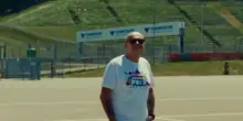 Concerto Max Pezzali a Imola, giro in circuito e chiamata ai fan: “Posso già sentire le vostre voci”