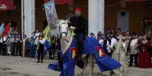 Parte la Giostra in centro. Sfilano dame e cavalieri