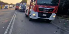 Tampona auto con la moto che prende fuoco: centauro di 44 anni in pericolo di vita