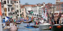Venezia, turisti stranieri multati dopo i tuffi nel Canal Grande
