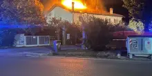 Incendio a Ozzano, fiamme e paura: famiglia evacuata. Due in ospedale