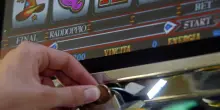 Rapina una sala slot e scappa con 1.000 euro, ma il titolare lo disarma