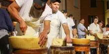 Parmigiano, dazi raddoppiati a New York. Sul pasticcio dogane interviene Tajani