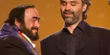 Parata di stelle per Pavarotti. Pausini, Bocelli, Mahmood. Un supercast onora il Maestro
