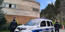 Ruba il cellulare di ragazzino in un ristorante, incastrato dalle telecamere