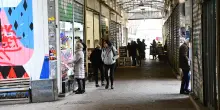 Sputi e bastonate a un commerciante per rubargli il portafoglio: due donne in manette