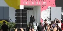 Il popolo di Laura Pausini: "Ragazzi sono ancora viva ma il museo c’è già"